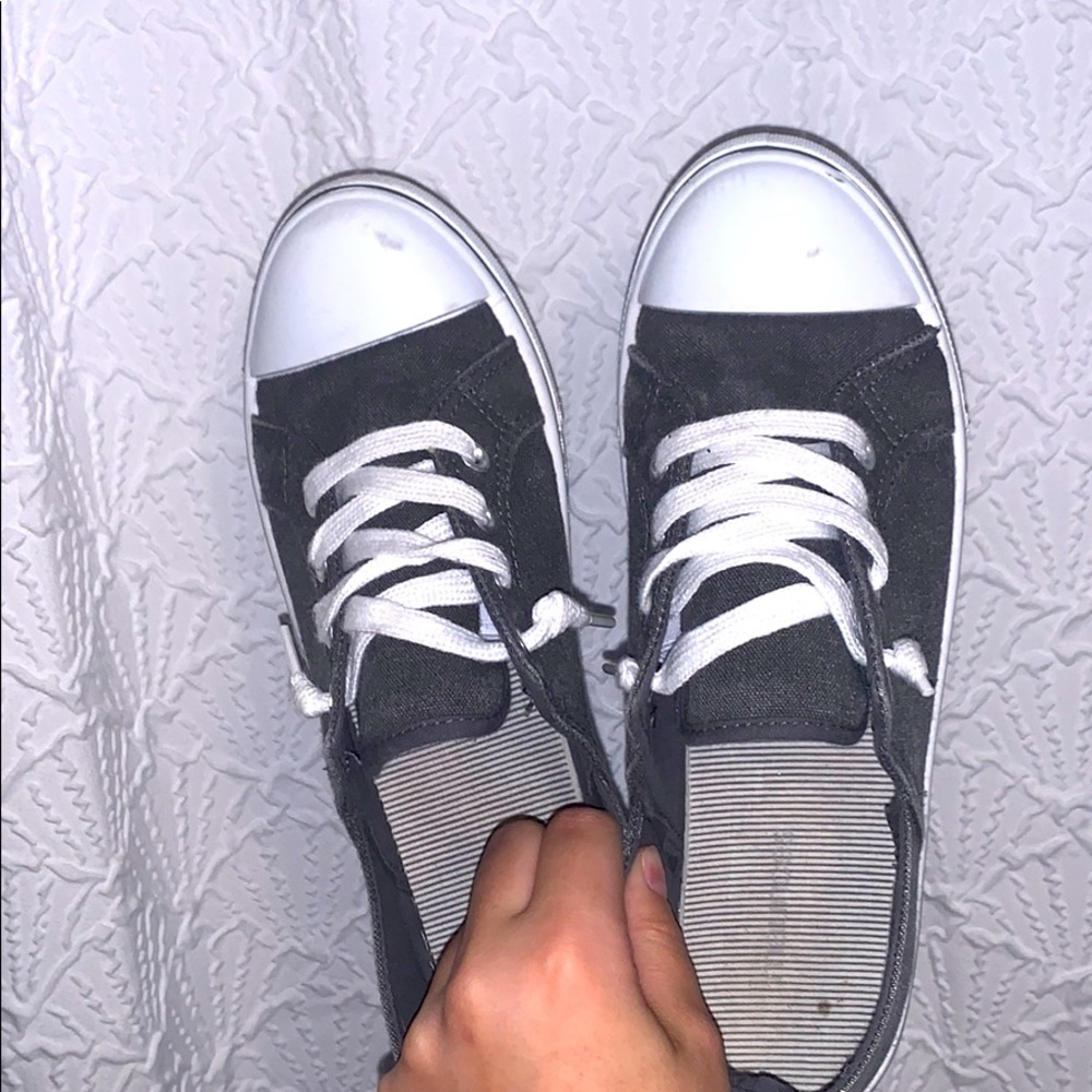 Maurice’s Grey sneakers! Size 7